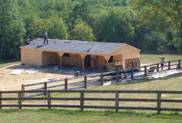 Stall barn with Overhang