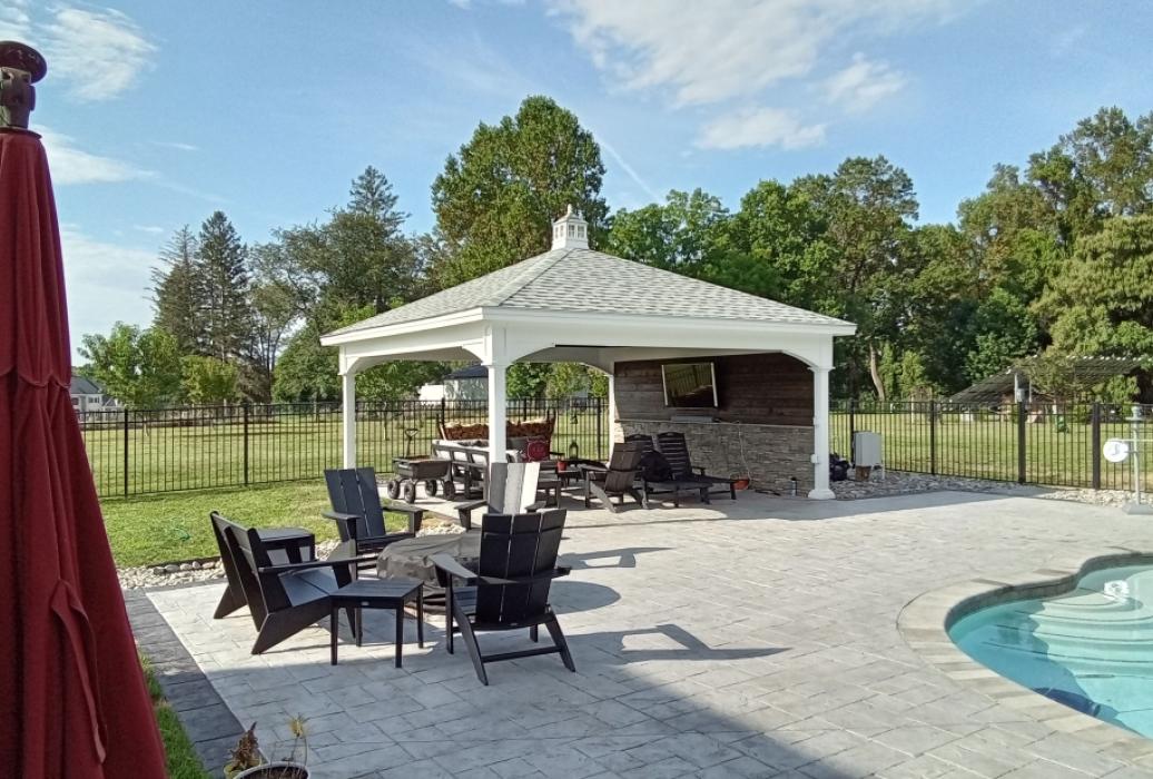 20×20 Manor w/ (4)6in Posts &amp; Privacy Wall